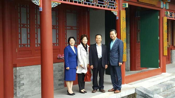 북경대학교 주기봉총장사무실 앞에서